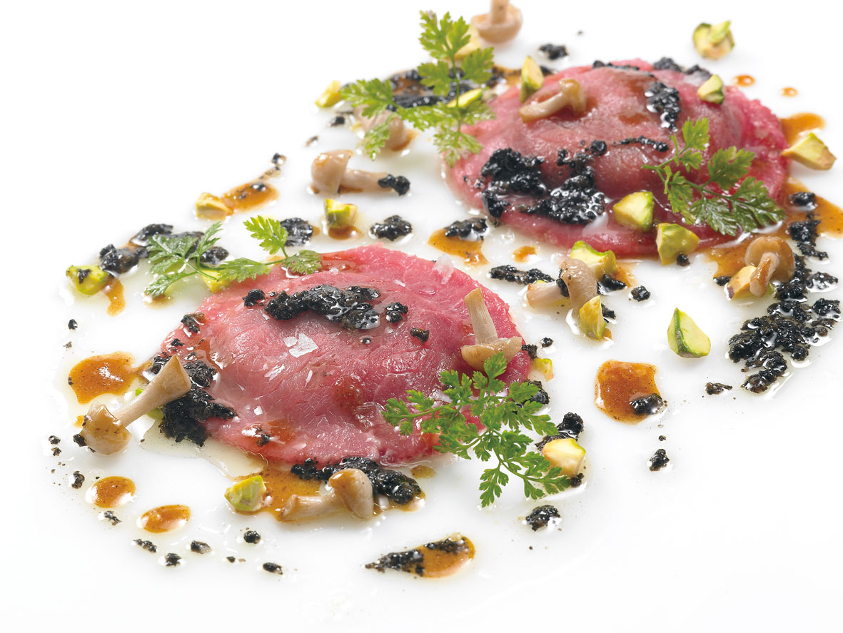 RAVIOLIS DE TERNERA GALLEGA CON AJO ASADO, FOIE y ACEITE DE TRUFA